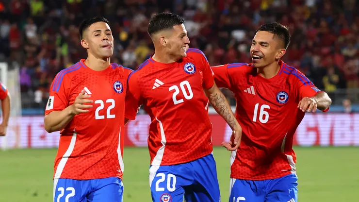 Los jugadores de Colo Colo, Lucas Cepeda y Vicente Pizarro, buscan una victoria en El Alto.