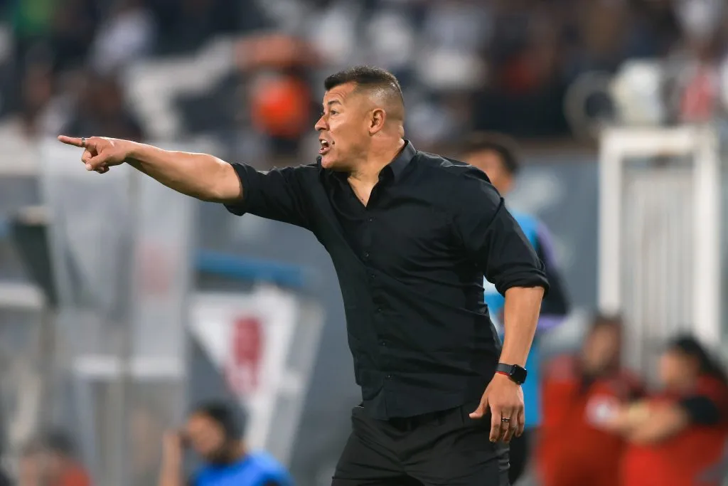 Almirón deberá cumplir una nueva fecha de suspensión en la Liga de Primera. Imagen: Felipe Zanca/Photosport