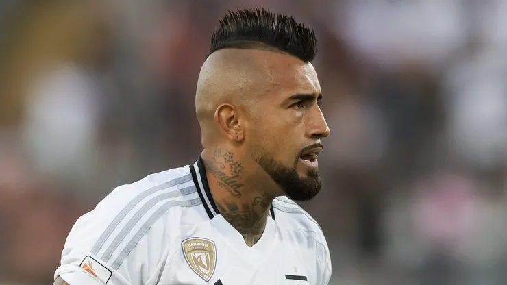 Sigue en Colo Colo: Periodista argentino revela que Arturo Vidal rechazó oferta de exótico mercado.