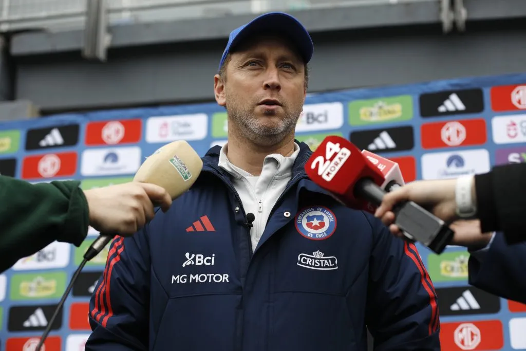 Luis Mena, DT de la Roja femenina. (Foto: Photosport)