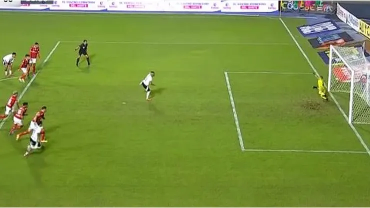 Arturo Vidal pierde un penal en el Colo Colo vs Iquique.