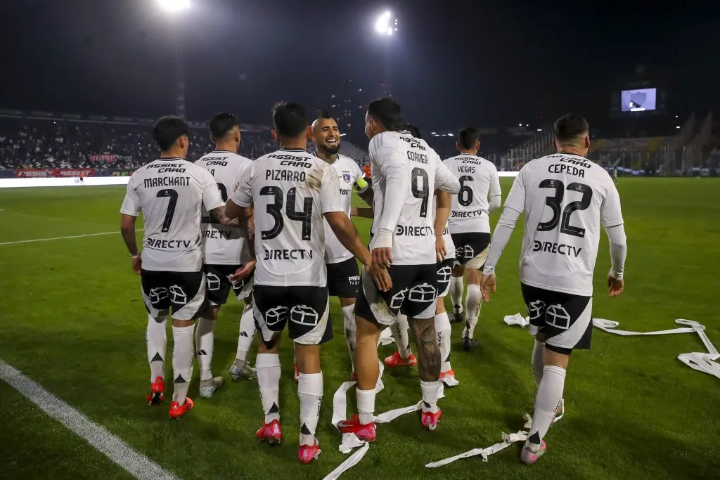 Jugadores celebrando el gol del argentino. (Foto: Photosport)