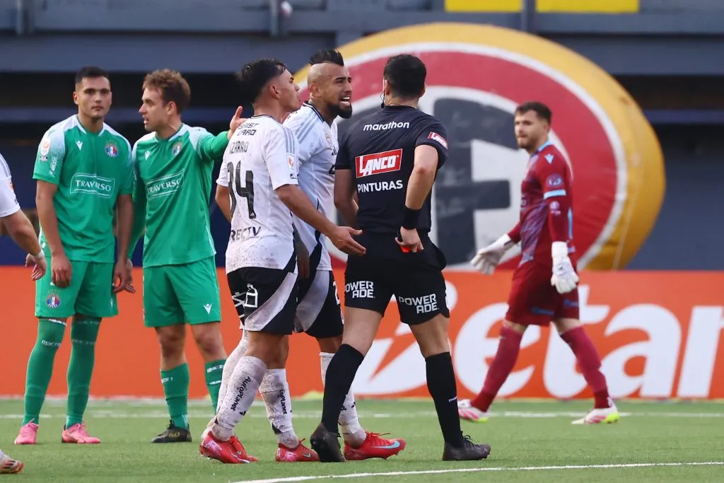 Fernando Véjar expulsó a Arturo Vidal por reclamos | Foto: Photosport