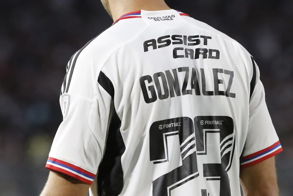 La marca japonesa se despide de la camiseta colocolina. Imagen: Juan Eduardo Lopez/Photosport