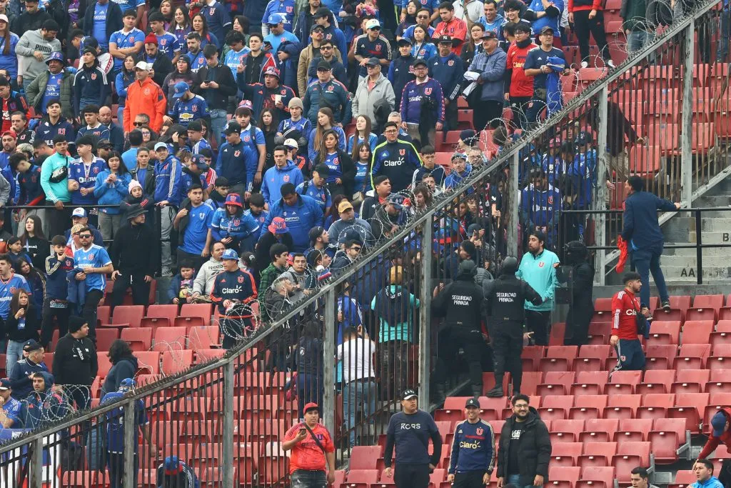 Barra de Universidad de Chile provoca desórdenes en las tribunas a días del Superclásico vs Colo Colo.