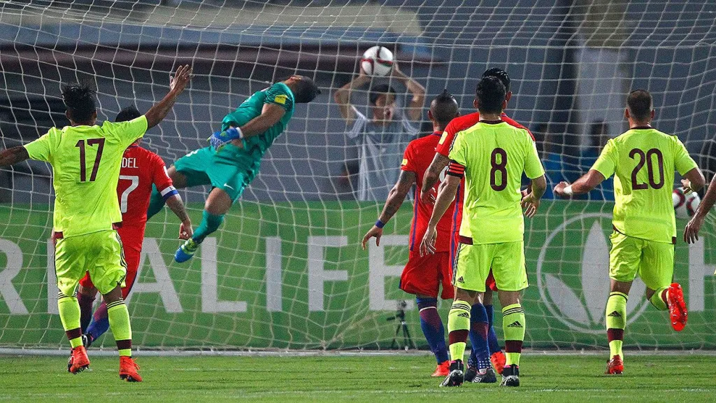 Johnny Herrera recibe un gol en la Roja ante la mirada de Arturo Vidal