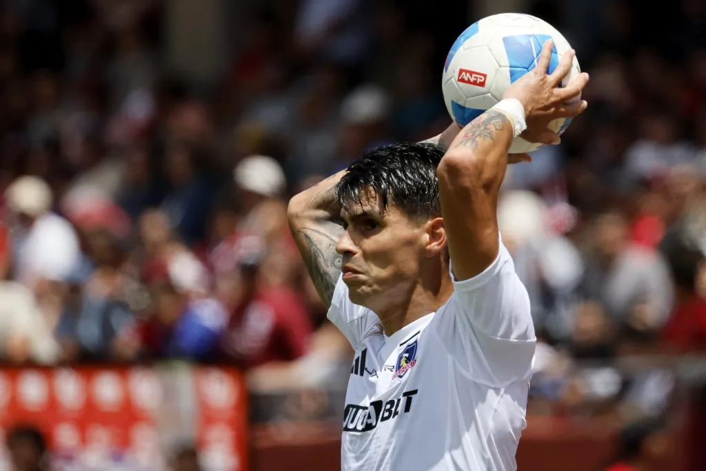 Wiemberg le entrega grandes noticias a Jorge Almirón. Imagen: Andres Pina/Photosport