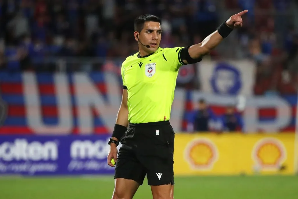 Mathias Riquelme será el encargado de impartir justicia en el clásico de este domingo entre la UC y el Cacique. 