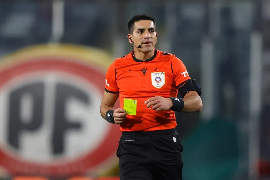 Mathías Riquelme será el juez principal del encuentro entre Colo Colo y la UC. Foto: Felipe Zanca/Photosport