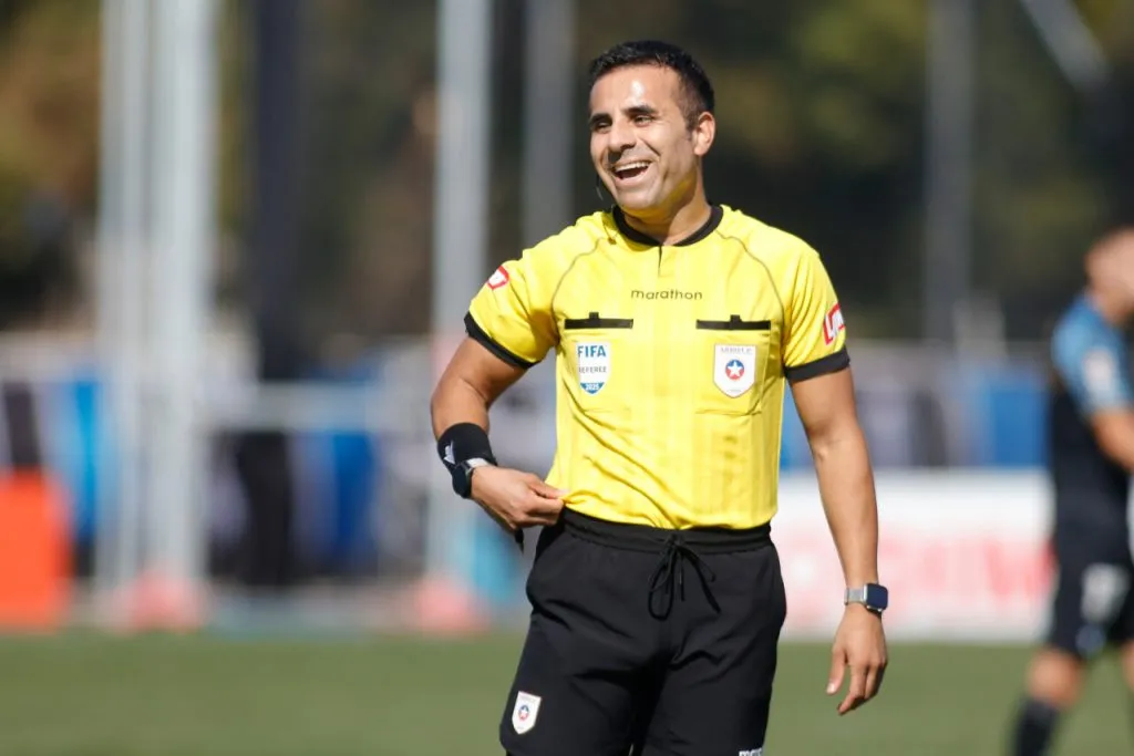 Piero Maza será el árbitro del encuentro entre Colo Colo y la U en el Nacional. Imagen: Jorge Loyola/Photosport