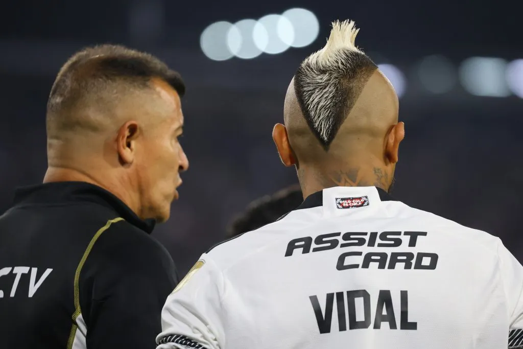 Arturo VIdal y Jorge Almirón tuvieron una extensa conversación tras la práctica