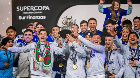Baeza gana su primer trofeo de campeón en Argentina con Vélez.