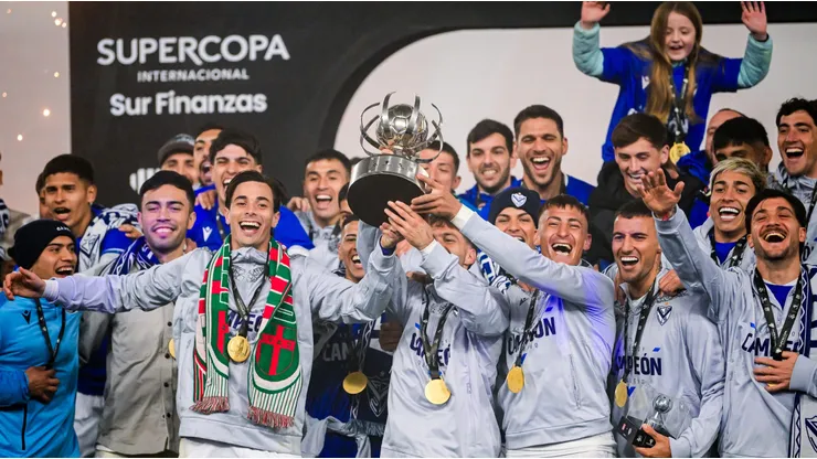 Baeza gana su primer trofeo de campeón en Argentina con Vélez.