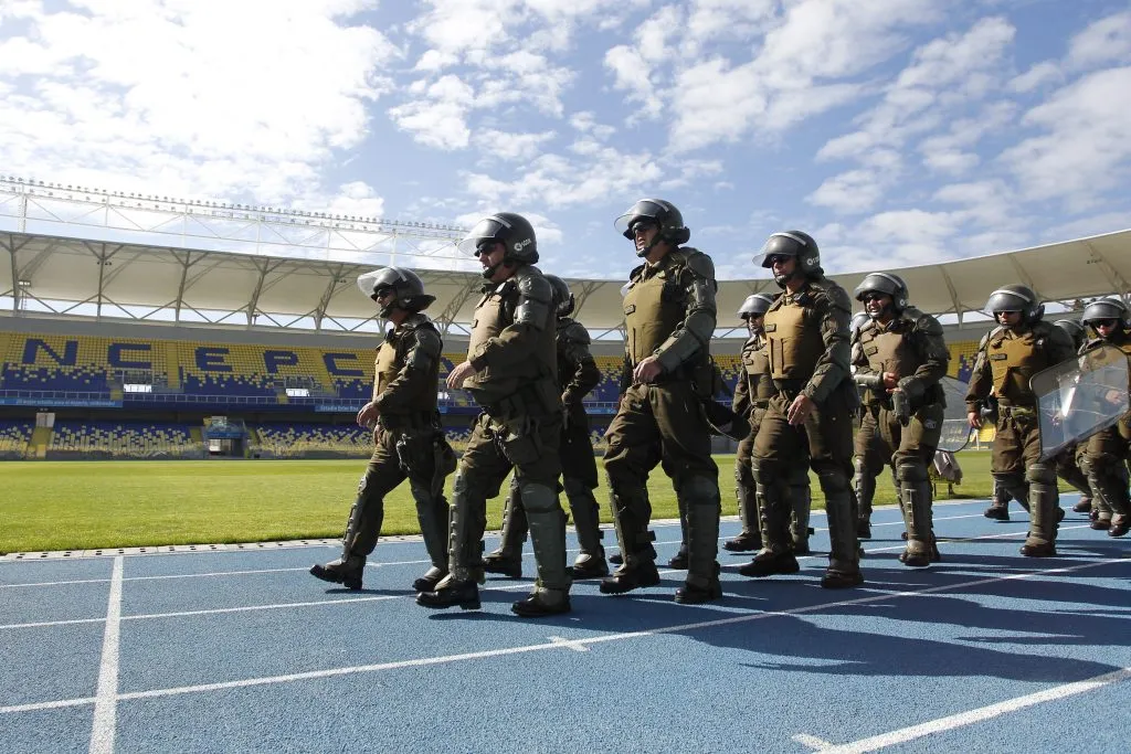 Carabineros en el Ester Roa Rebolledo. (Foto: Photosport)