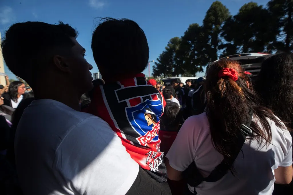 Hinchas despidiendo a Mylan en su funeral. (Foto: Photosport)