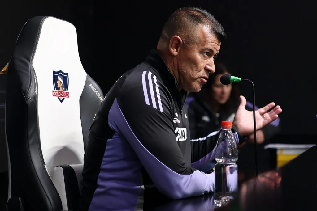 Jorge Almirón vivió una nueva rueda de prensa en el Monumental. Imagen: Javier Torres/Photosport