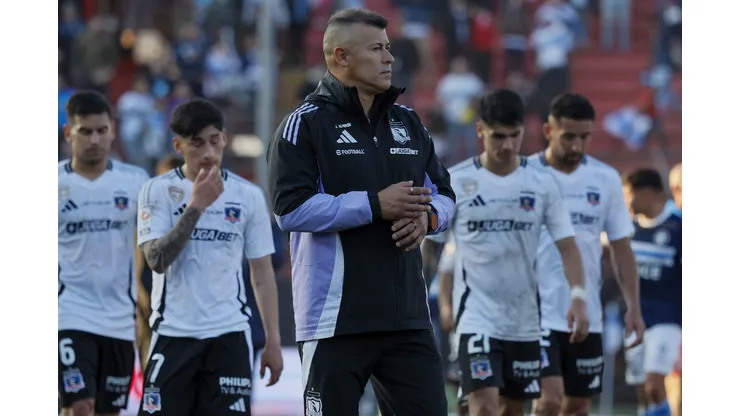 Colo Colo busca un triunfo ante Universidad de Chile en un partido clave.
