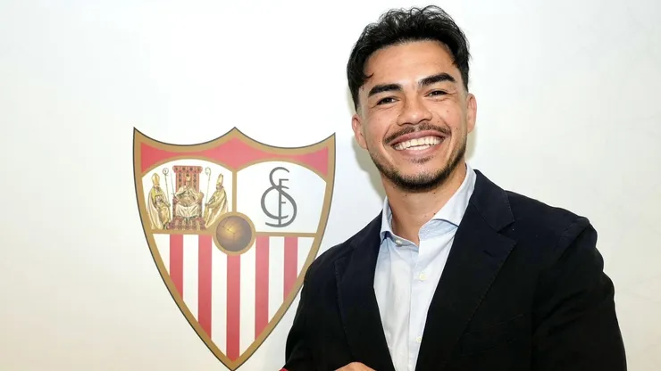 Gabriel Suazo es oficializado en el Sevilla de España.