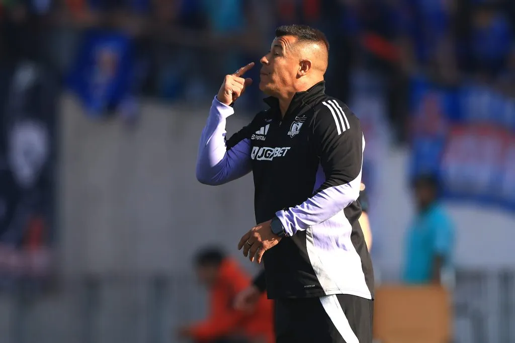 El entrenador argentino suma una nueva suspensión en el Cacique. Imagen: Felipe Zanca/Photosport