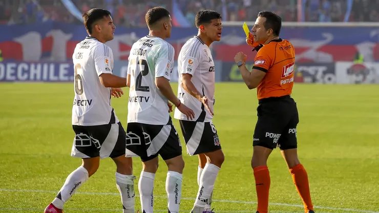 Los jugadores de Colo Colo le reclaman a Piero Maza en el Superclásico.