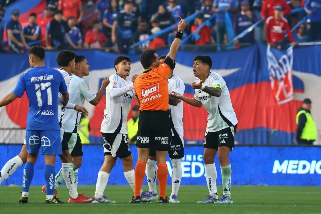 Pablo Pozo no está de acuerdo con la roja a Esteban Pavez | Foto: Photosport