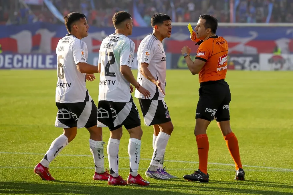 Jugadores del Cacique reclamando a Piero Maza. (Foto: Photosport)