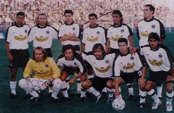 Parte del plantel de Colo Colo en el año 2000