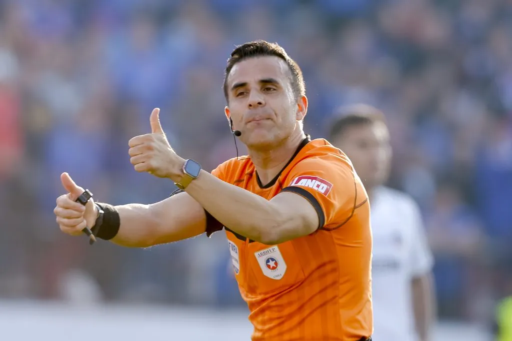 Piero Maza arbitrando el Superclásico. (Foto: Photosport)
