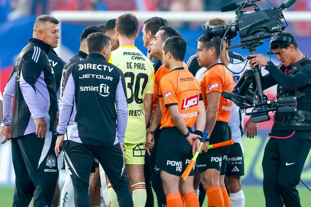 Jorge Almirón apuntó contra los árbitros tras el Superclásico y pidió disculpas. Imagen: Pepe Alvujar/Photosport