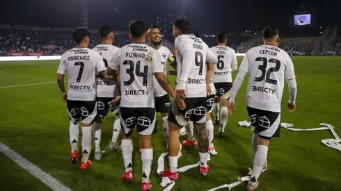 Javier Correa celebra junto a sus compañeros en Colo Colo.