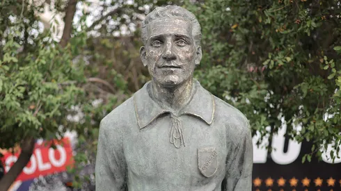 La estatua de David Arellano en el Monumental.