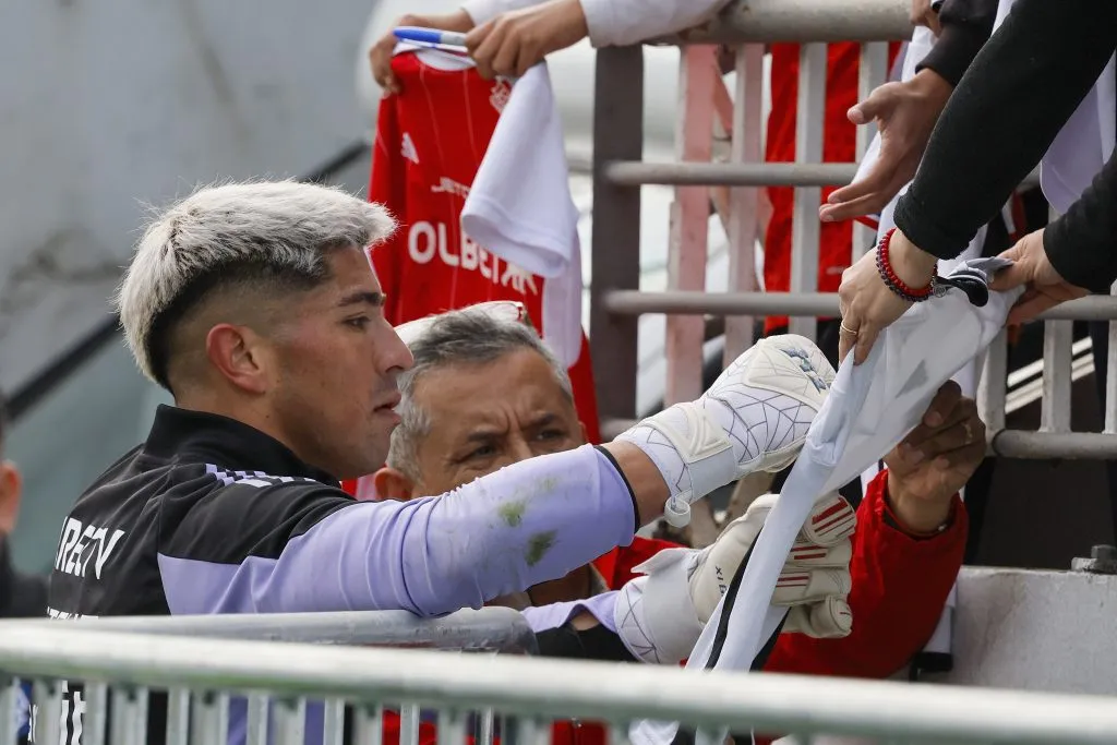 Cortés firmando camisetas en Viña del Mar. (Foto: Photosport)
