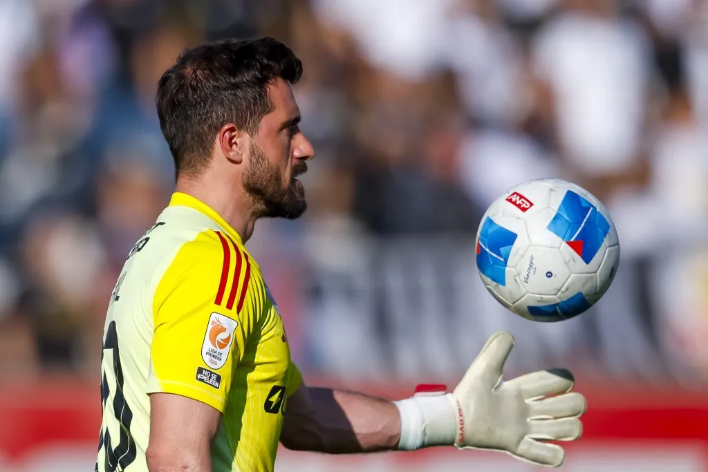Claudio Bravo se saca el sombrero con Fernando de Paul. 