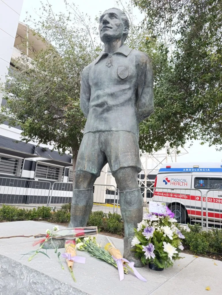 La estatua de David Arellano recibió diversas rosas. Imagen: Dale Albo