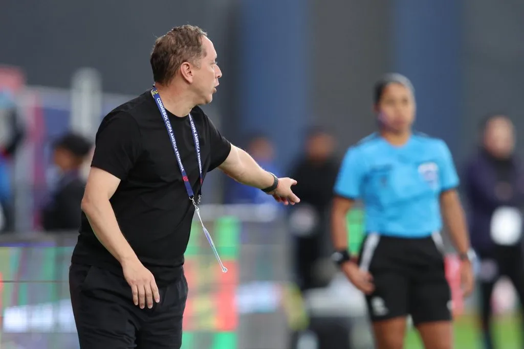 Luis Mena, entrenador de la Roja femenina. (Foto: Staff Images / CONMEBOL)