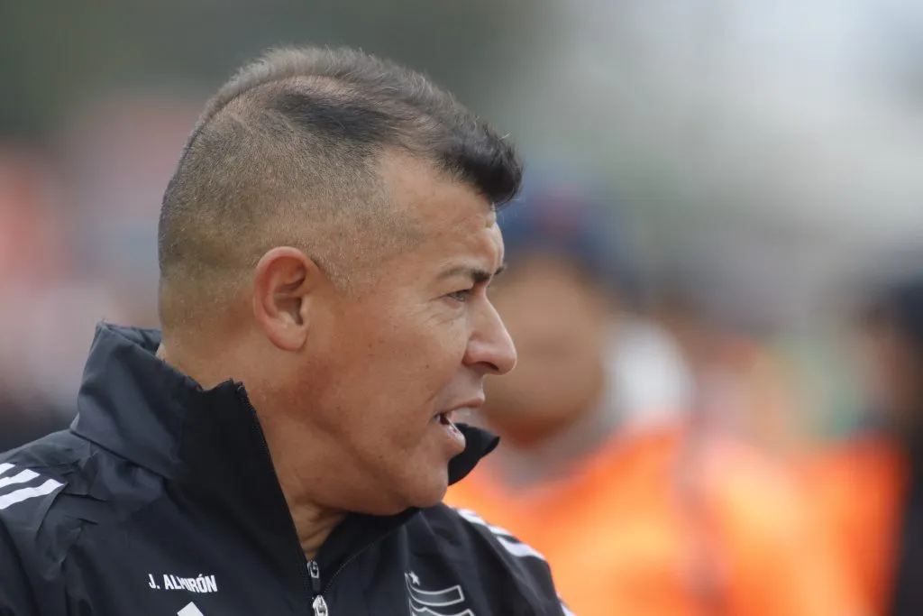 El entrenador colocolino en el último partido. (Foto: Photosport)