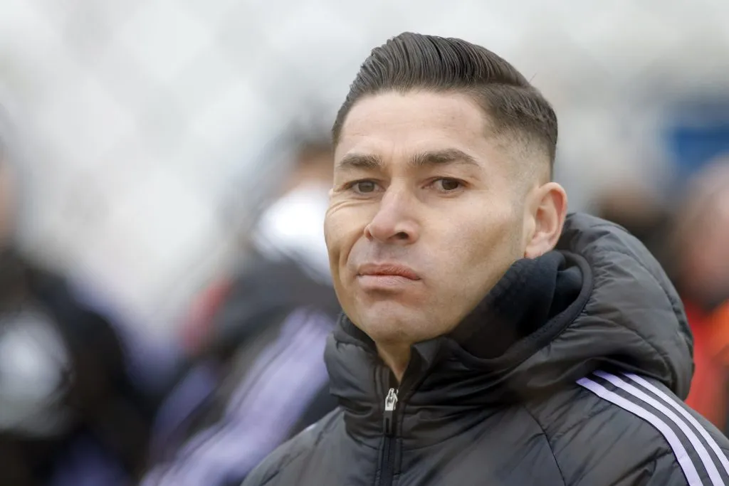 El defensor acompañado a sus compañeros en San Fernando. (Foto: Photosport)