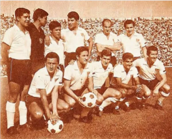 Óscar Montalva es el primero de arriba en Colo Colo 1965