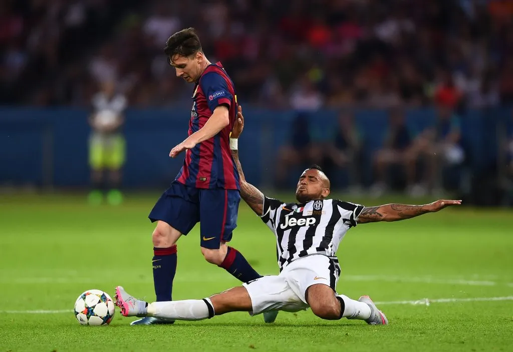 Arturo Vidal disputando un balón con Lionel Messi en la final de la Champions League del 2015. 