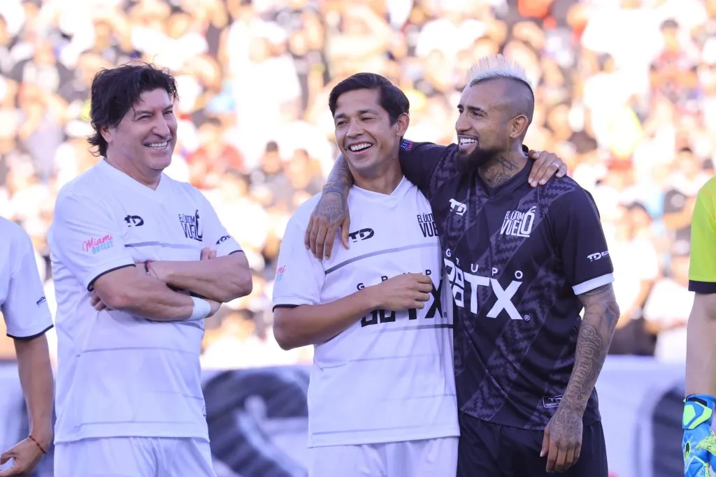 Iván Zamorano junto a Arturo Vidal y Matías Fernández.