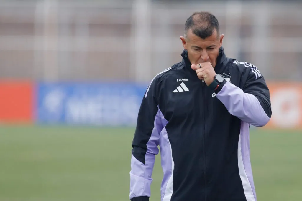 Jorge Almirón recibió las primeras críticas por parte de Alfredo Stöhwing en Colo Colo. Imagen: Jorge&nbsp;Loyola/Photosport