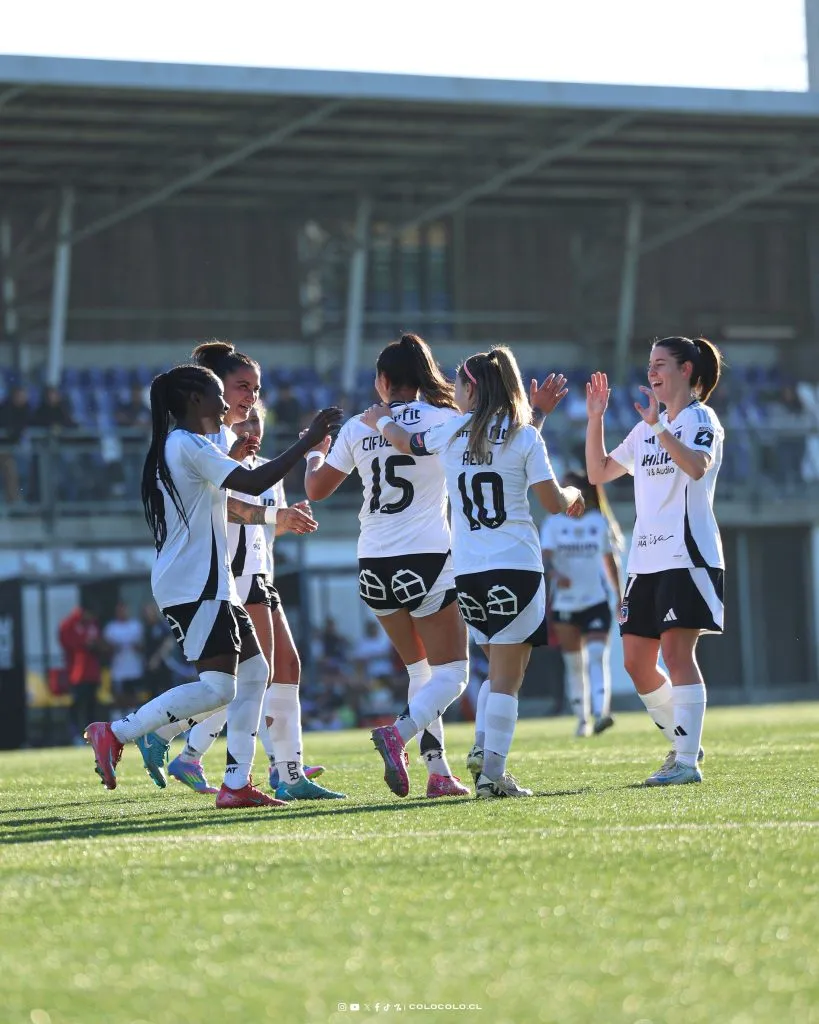 Jugadoras celebrando el triunfo. (Foto: @ColoColoFem)
