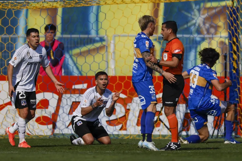 Sebastián Vegas cometió un penal en el último suspiro frente a Everton | Foto: Photosport