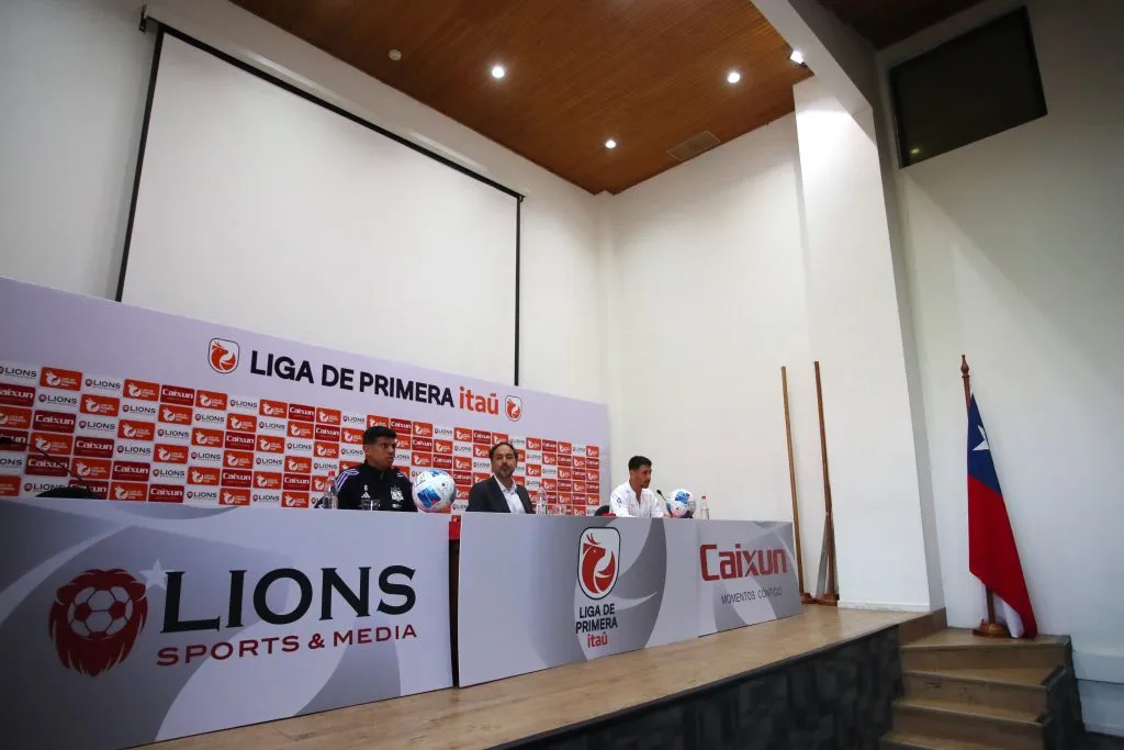 Esteban Pavez en la conferencia de capitanes. (Foto: Photosport)