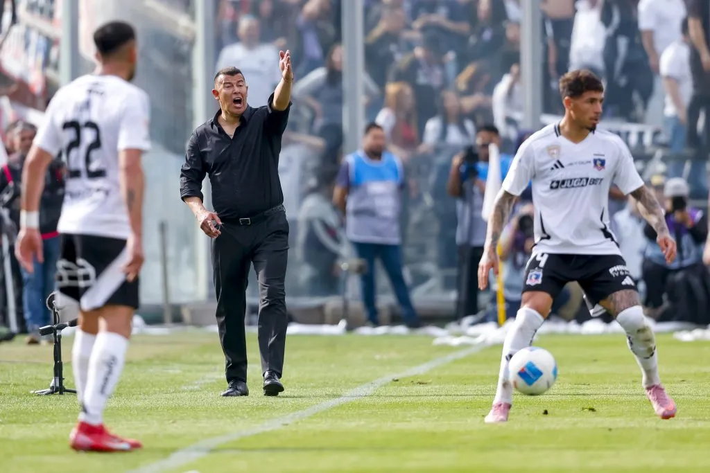 Jorge Almirón podría vivir sus últimos momentos en el Cacique. Imagen: Pepe Alvujar/Photosport