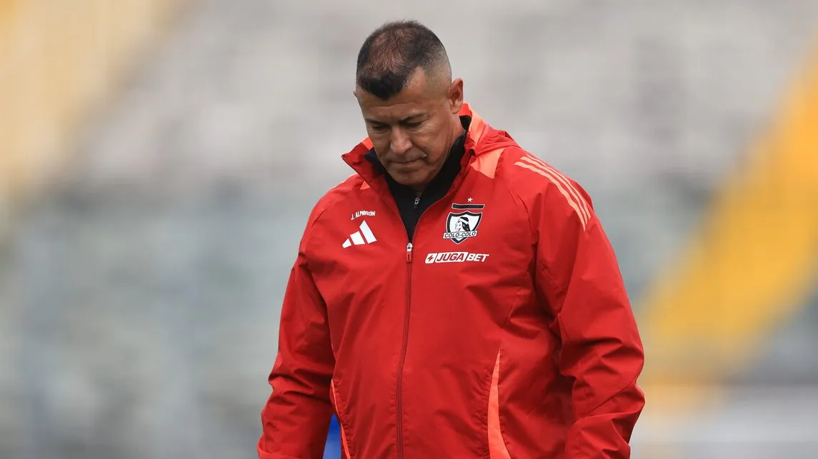 Tras un 2025 para el olvido, Almirón dejará de ser entrenador de Colo Colo. Imagen: Felipe Zanca/Photosport