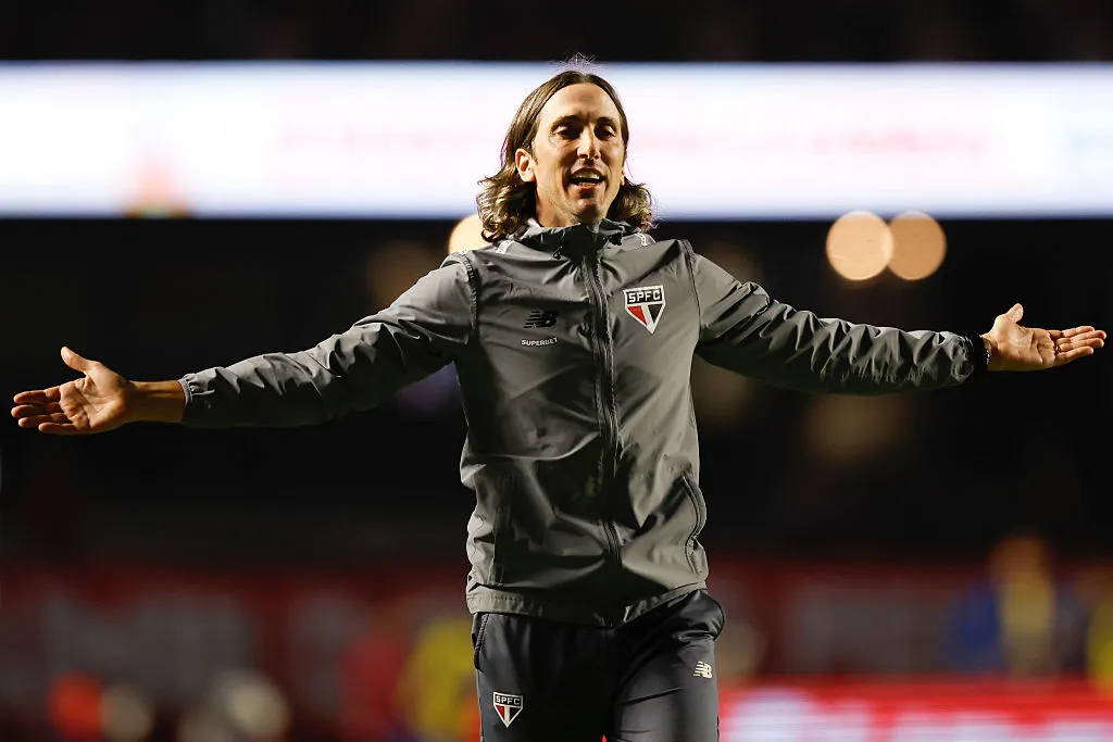 Luis Zubeldía está libre y fue opción en Colo Colo en 2024. Imagen: Miguel Schincariol/Getty Images