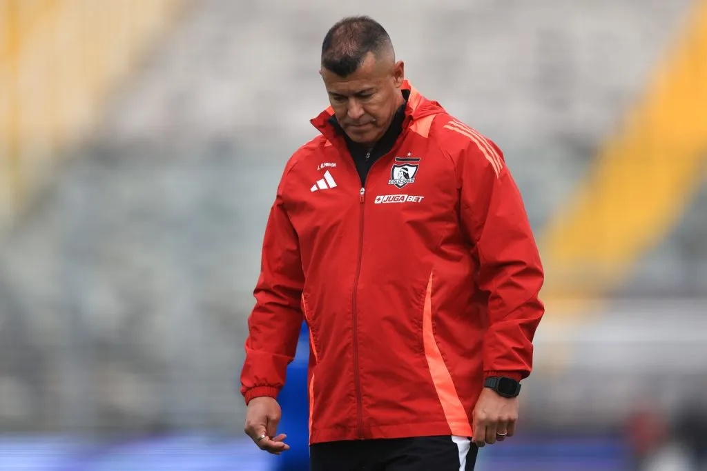 Jorge Almirón llega al Monumental a despedirse de los jugadores de Colo Colo. Imagen: Photosport