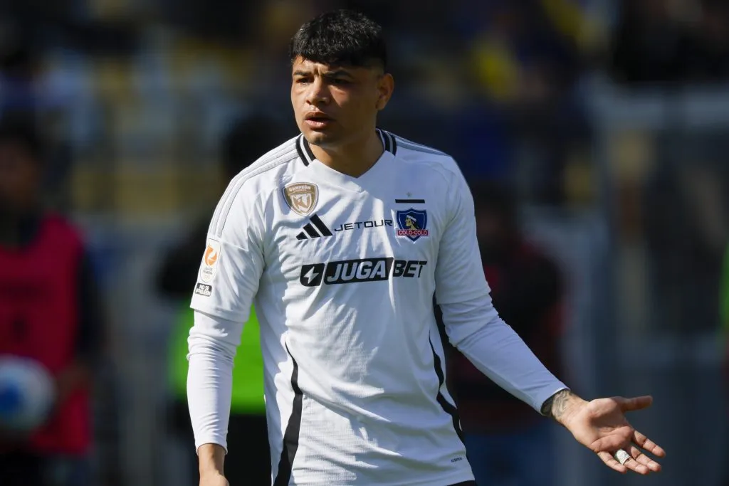 Claudio Aquino está al borde de la suspensión en Colo Colo. 