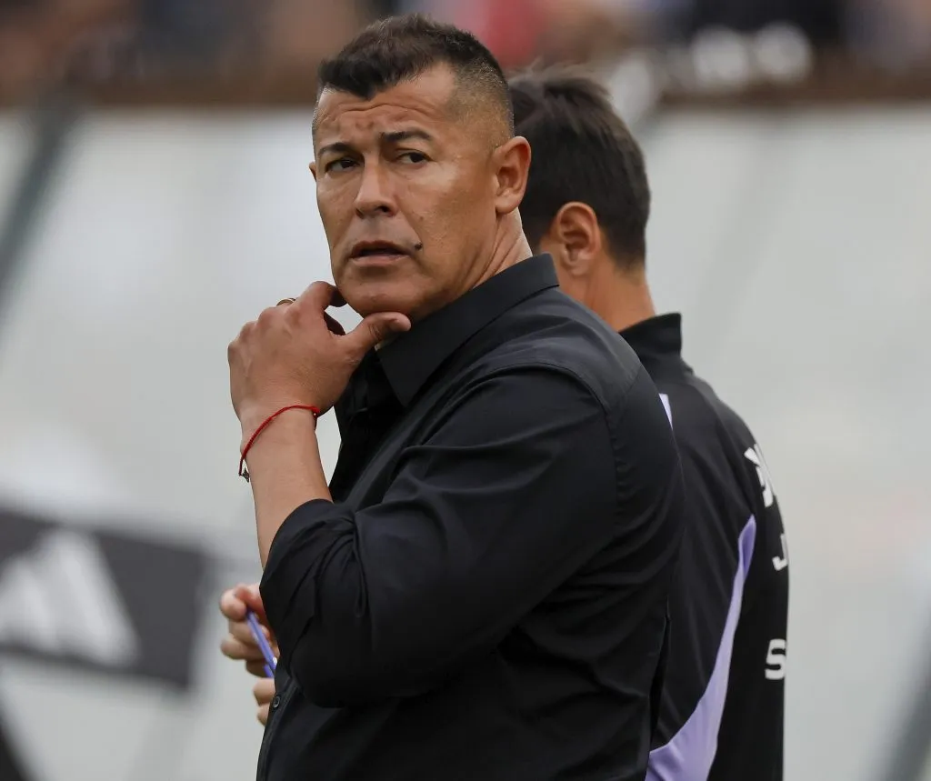 Jorge Almirón dejó Colo Colo tras un triste 2025.